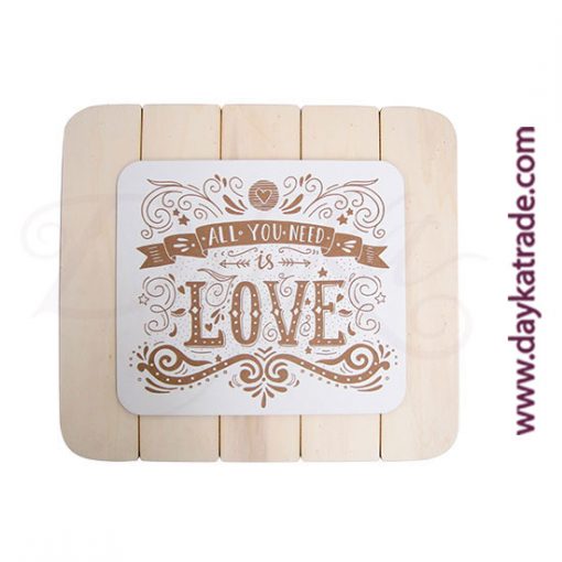 Tabla con mensaje "ALL YOU NEED IS LOVE" sobre una tabla rayada de madera