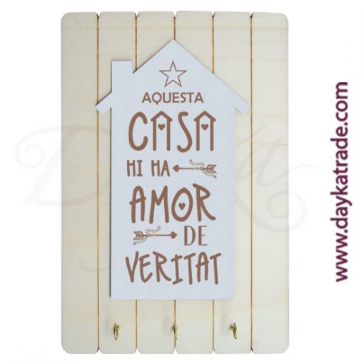 Cuelga llaves con tabla rectangular con tablero con mensaje en catalán "Aquesta casa mi ma amor de veritat".